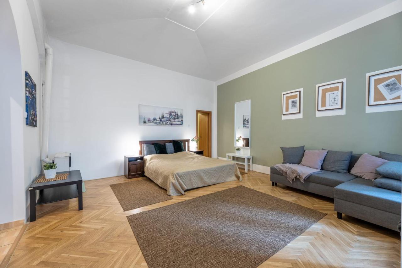 Spacious 3 Bedroom In The Heart Of Apartament *